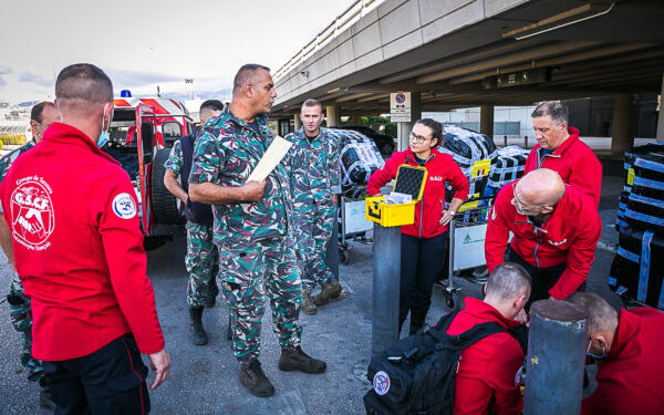 pompiers et les missions humanitaires / héros du quotidien