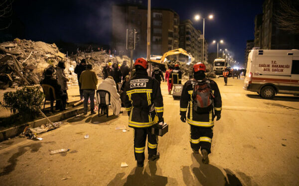 Ong de pompiers en intervention suite à une urgence humanitaire