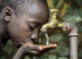 enfant qui boit eau potable