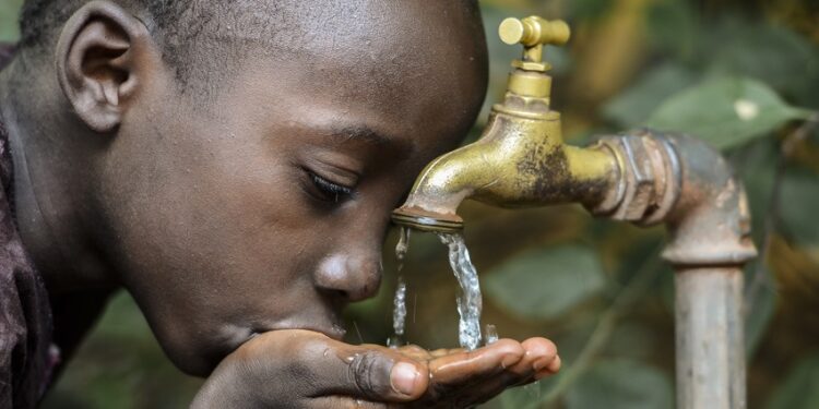 enfant qui boit eau potable