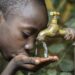 enfant qui boit eau potable