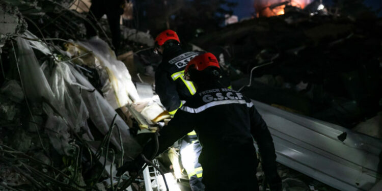 pompiers de l'urgence / humanité / catastrophes naturelles