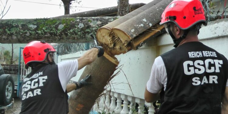 pompiers de l'urgence / humanité / catastrophes naturelles