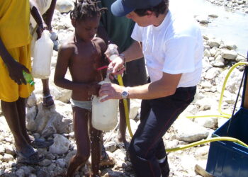 Secouristes du GSCF apportant une aide humanitaire d’urgence à des populations en détresse, avec distribution de nourriture, eau potable et soins médicaux.