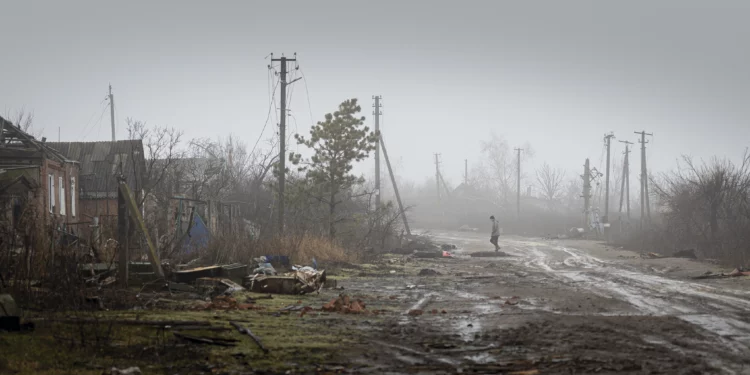 Réparations d'infrastructures essentielles en Ukraine après les destructions causées par le conflit, avec des pompes solaires pour l'accès à l'eau potable.