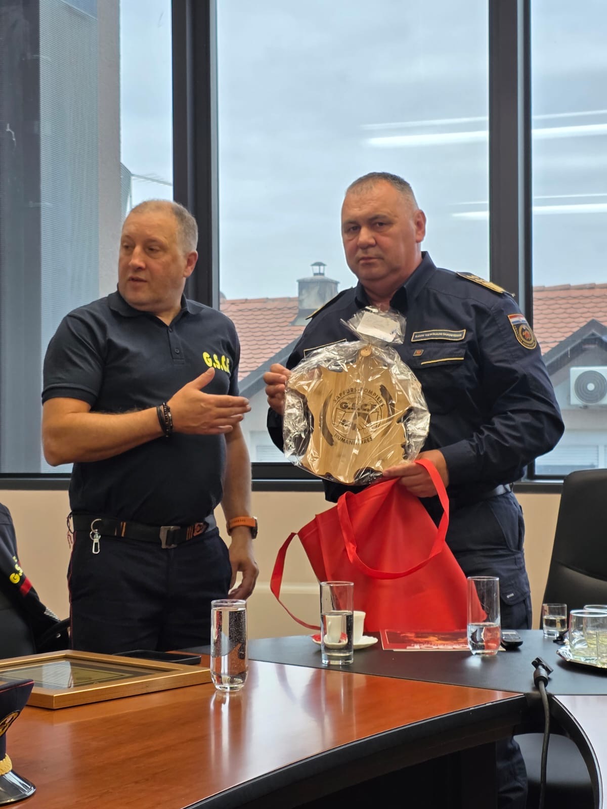 Remise d’un cadeau au Commandant