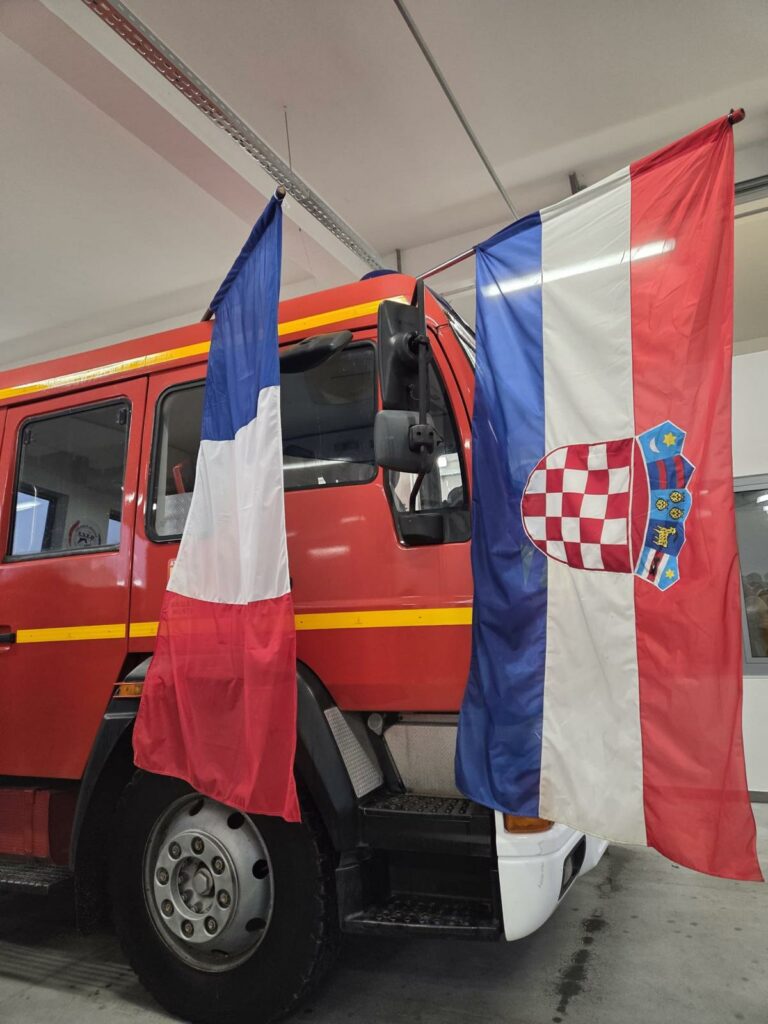 Apport d’un fourgon pompe-tonne (FPT) aux sapeurs-pompiers de Rovišće (Croatie)