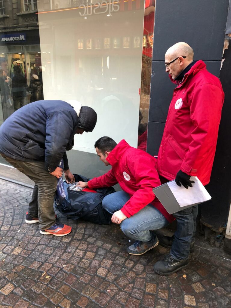 Kits de survie : une réponse concrète des collectivités pour les personnes sans domicile