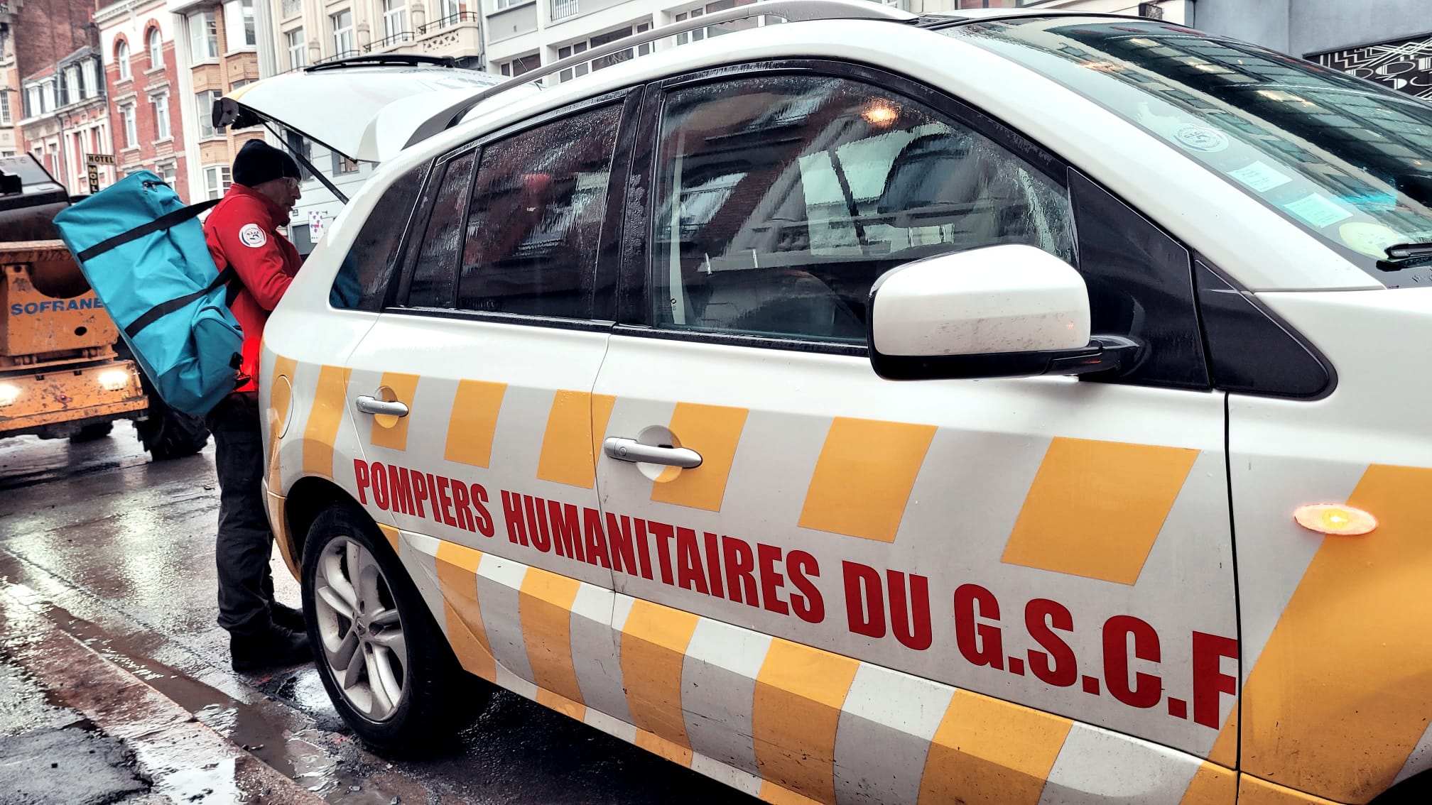 Pompiers humanitaires du GSCF en intervention sur une zone sinistrée