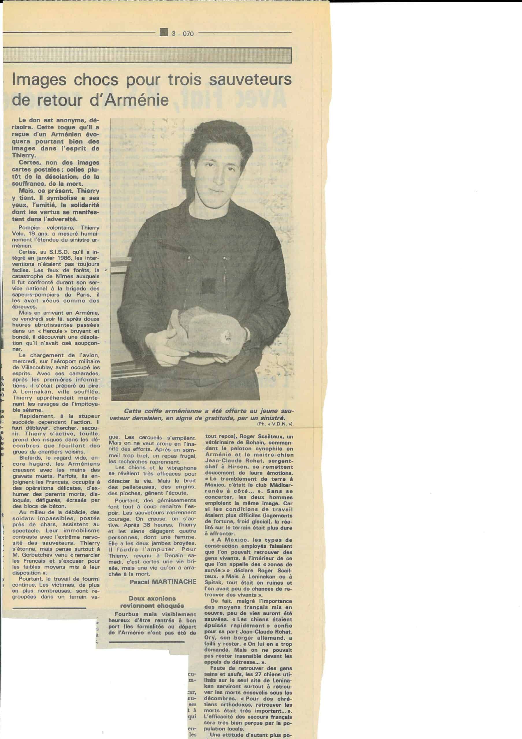 Coupure de presse de 1988 : Thierry Velu, jeune sapeur-pompier de retour d'Armenie, tient la coiffe armenienne offerte par un sinistre
