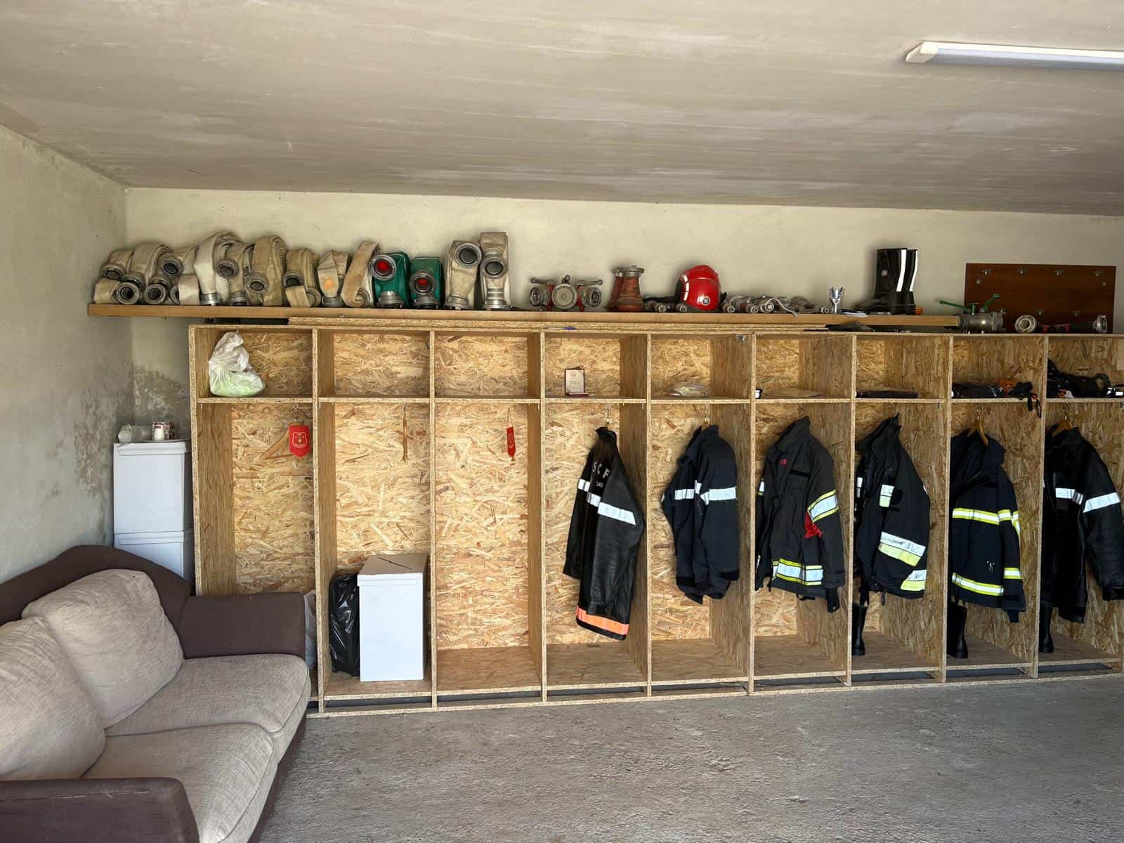 Vestiaire du centre de secours de Ruševac avant l'action du GSCF en Croatie