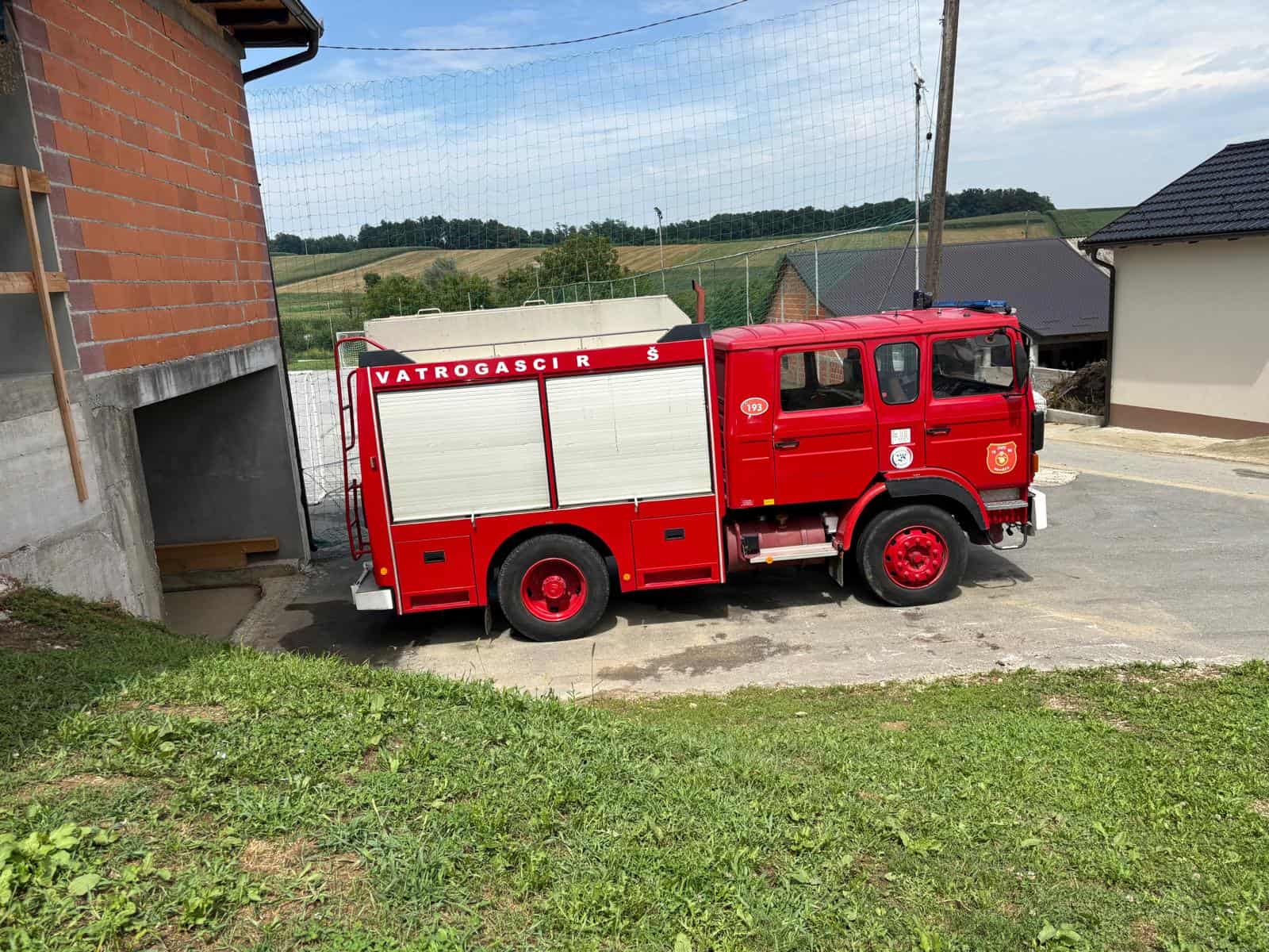 Fourgon pompe-tonne FPT entièrement armé remis par le GSCF aux pompiers de Ruševac