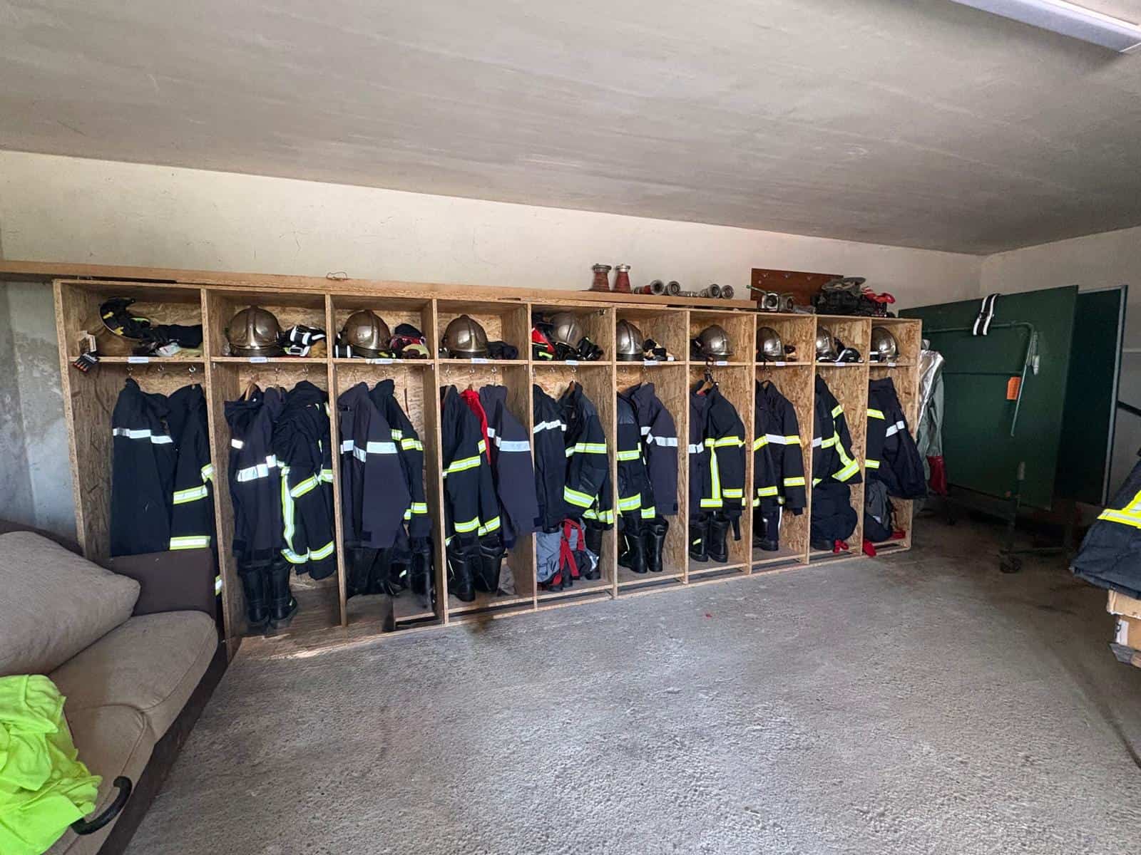 Vestiaire de Ruševac équipé de tenues de feu, casques et bottes neufs fournis par le GSCF