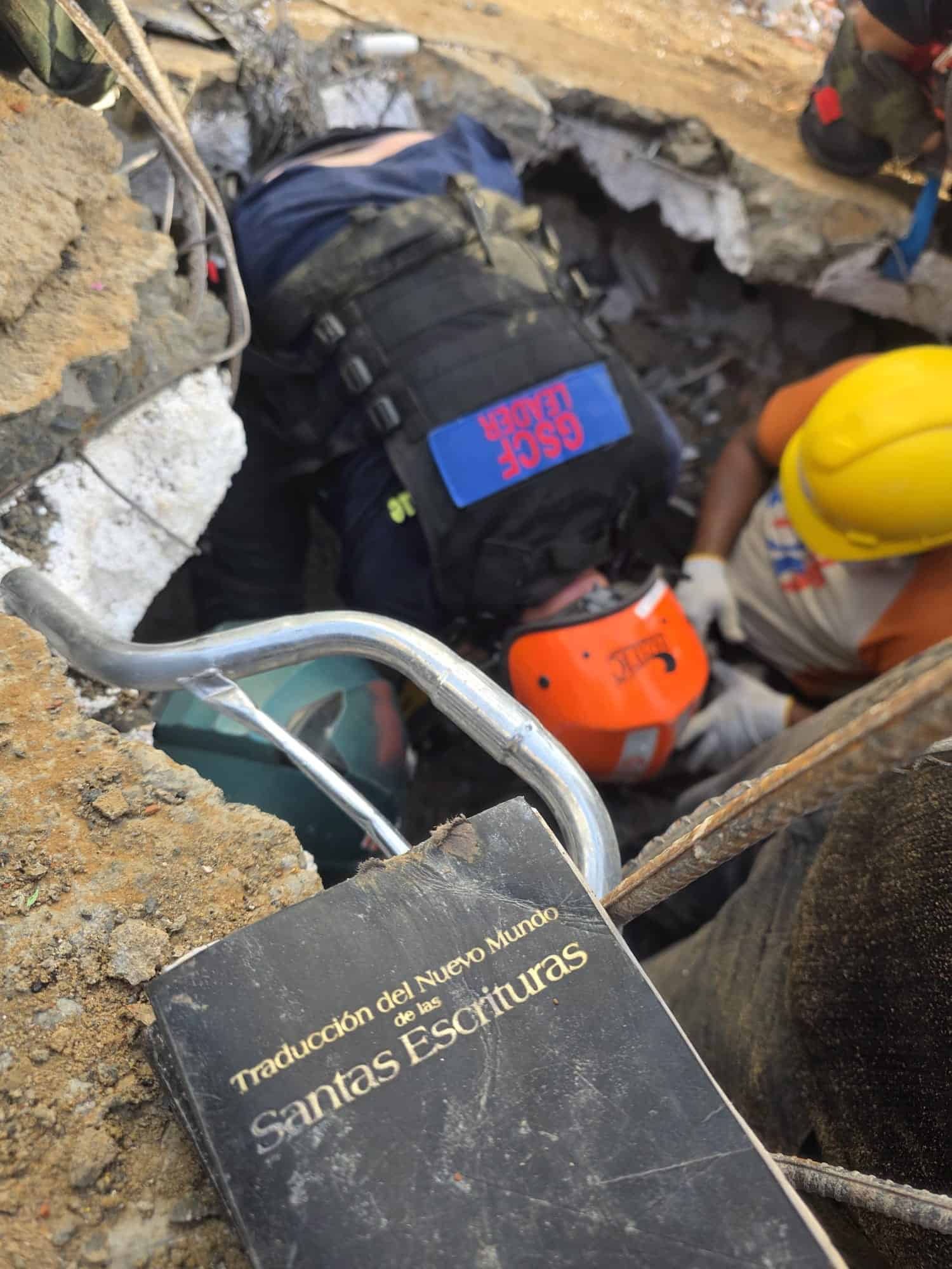 Recherches de victimes sous les décombres par les sauveteurs du GSCF