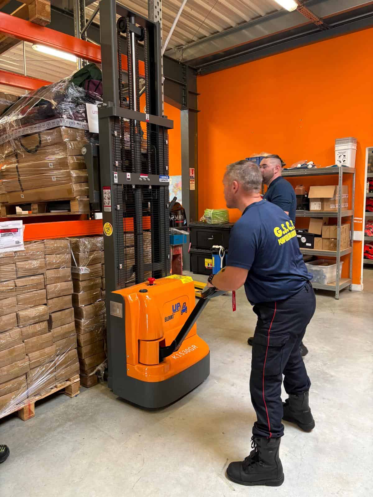 Adhérents du GSCF au travail dans la réserve nationale de matériel d'urgence