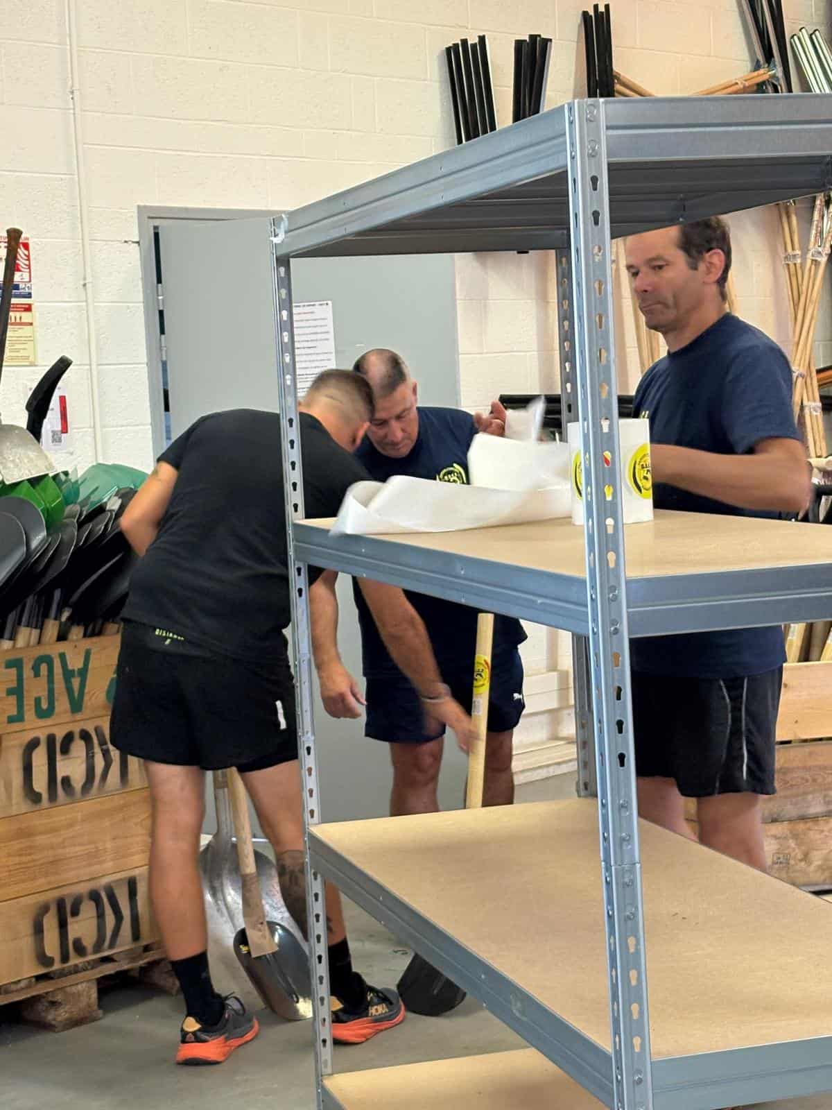 Pompiers humanitaires du GSCF organisant le stockage du matériel d'urgence